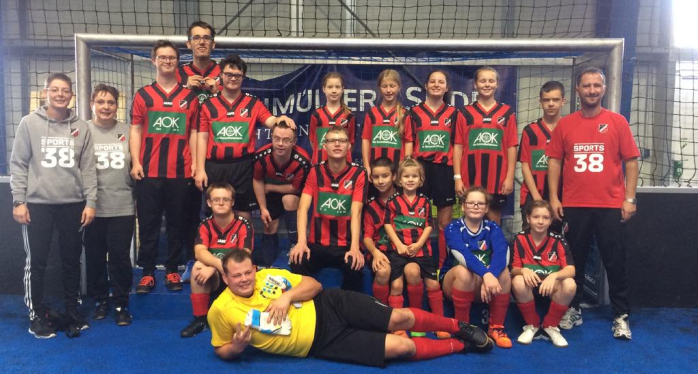 Nie war es so einfach, Kinder zu trainieren - Rosi Feierabend betreut die Inklusionsmannschaft der JSG Gifhorn Nord