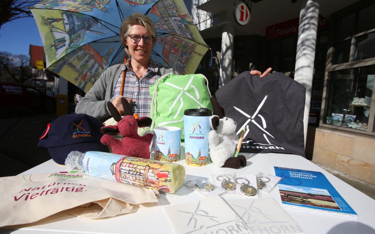Nie war Kuscheln schöner als mit Luzie - In den Touristinformationen gibt‘s Gifhorn-Souvenirs für Erwachsene und Kinder