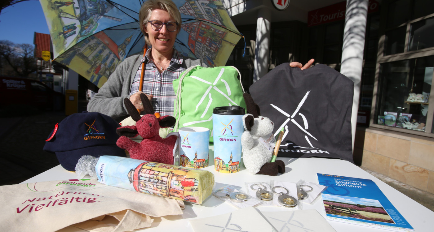 Nie war Kuscheln schöner als mit Luzie - In den Touristinformationen gibt‘s Gifhorn-Souvenirs für Erwachsene und Kinder