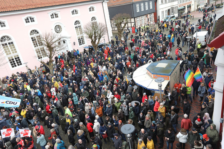 Mehr als 2000 Menschen demonstrieren auf Gifhorns Marktplatz gegen Rechtsextremismus – mit großer KURT-Bildergalerie