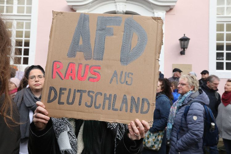 Mehr als 2000 Menschen demonstrieren auf Gifhorns Marktplatz gegen Rechtsextremismus – mit großer KURT-Bildergalerie