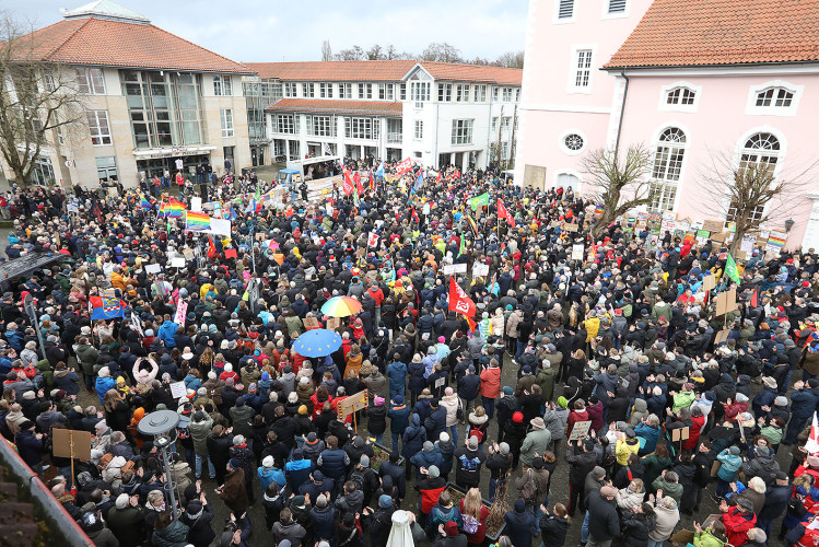Mehr als 2000 Menschen demonstrieren auf Gifhorns Marktplatz gegen Rechtsextremismus – mit großer KURT-Bildergalerie