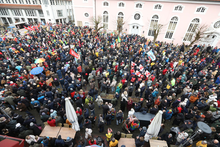 Mehr als 2000 Menschen demonstrieren auf Gifhorns Marktplatz gegen Rechtsextremismus – mit großer KURT-Bildergalerie