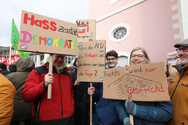 Mehr als 2000 Menschen demonstrieren auf Gifhorns Marktplatz gegen Rechtsextremismus – mit großer KURT-Bildergalerie