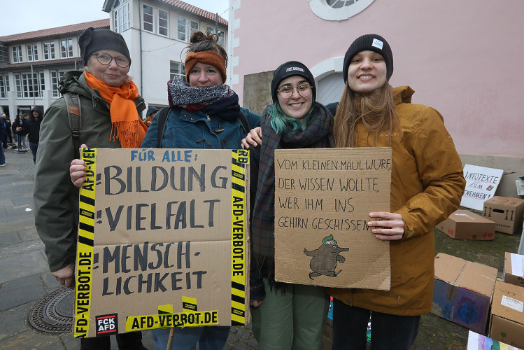 Mehr als 2000 Menschen demonstrieren auf Gifhorns Marktplatz gegen Rechtsextremismus – mit großer KURT-Bildergalerie