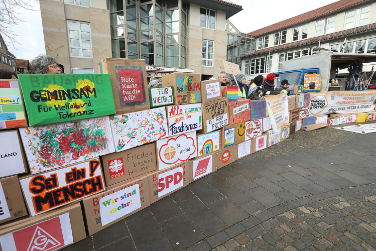 Mehr als 2000 Menschen demonstrieren auf Gifhorns Marktplatz gegen Rechtsextremismus – mit großer KURT-Bildergalerie
