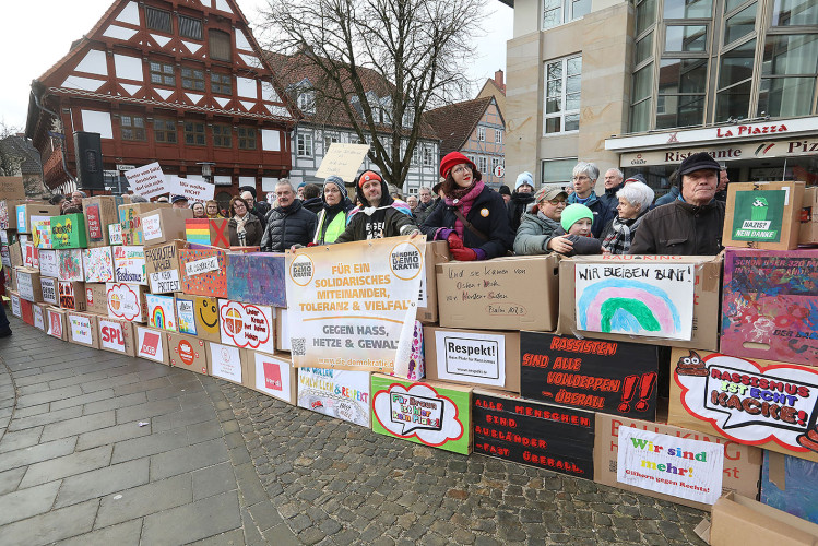 Mehr als 2000 Menschen demonstrieren auf Gifhorns Marktplatz gegen Rechtsextremismus – mit großer KURT-Bildergalerie