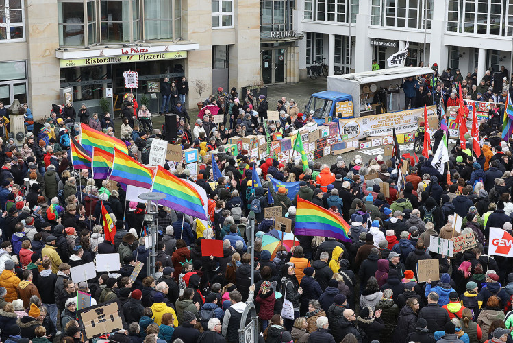 Mehr als 2000 Menschen demonstrieren auf Gifhorns Marktplatz gegen Rechtsextremismus – mit großer KURT-Bildergalerie