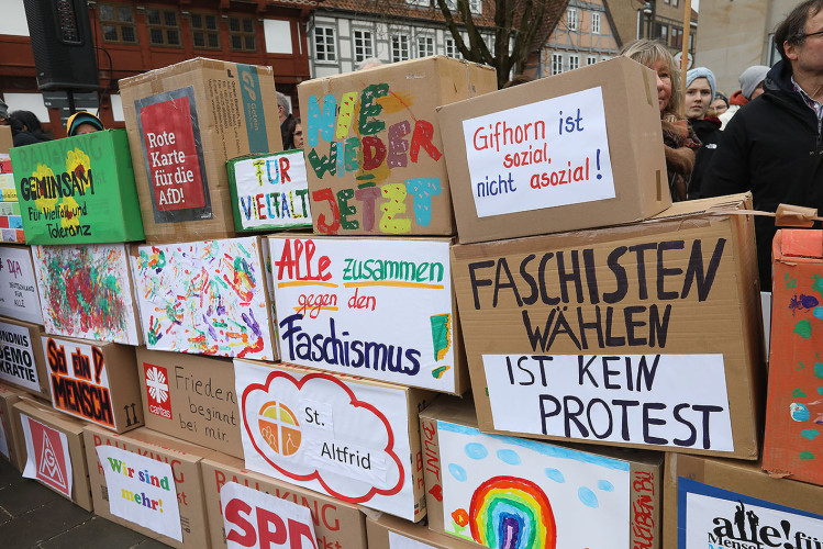 Mehr als 2000 Menschen demonstrieren auf Gifhorns Marktplatz gegen Rechtsextremismus – mit großer KURT-Bildergalerie