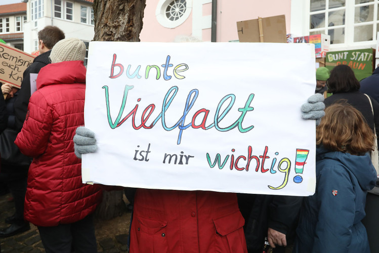 Mehr als 2000 Menschen demonstrieren auf Gifhorns Marktplatz gegen Rechtsextremismus – mit großer KURT-Bildergalerie