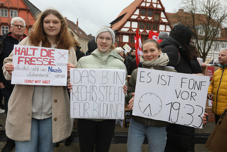 Mehr als 2000 Menschen demonstrieren auf Gifhorns Marktplatz gegen Rechtsextremismus – mit großer KURT-Bildergalerie