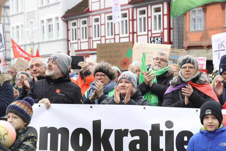 Mehr als 2000 Menschen demonstrieren auf Gifhorns Marktplatz gegen Rechtsextremismus – mit großer KURT-Bildergalerie