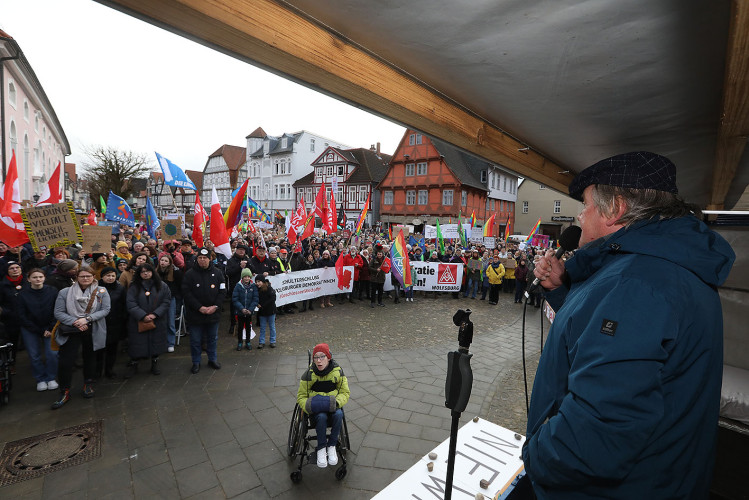 Mehr als 2000 Menschen demonstrieren auf Gifhorns Marktplatz gegen Rechtsextremismus – mit großer KURT-Bildergalerie