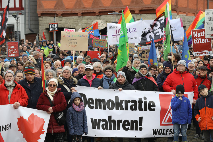 Mehr als 2000 Menschen demonstrieren auf Gifhorns Marktplatz gegen Rechtsextremismus – mit großer KURT-Bildergalerie