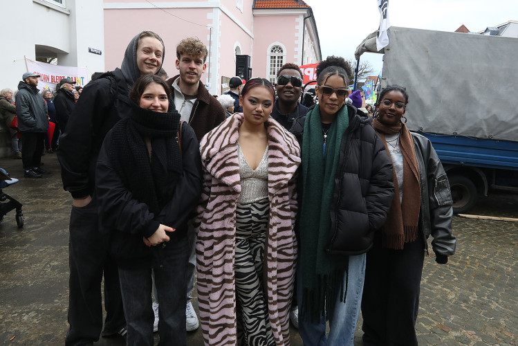 Mehr als 2000 Menschen demonstrieren auf Gifhorns Marktplatz gegen Rechtsextremismus – mit großer KURT-Bildergalerie