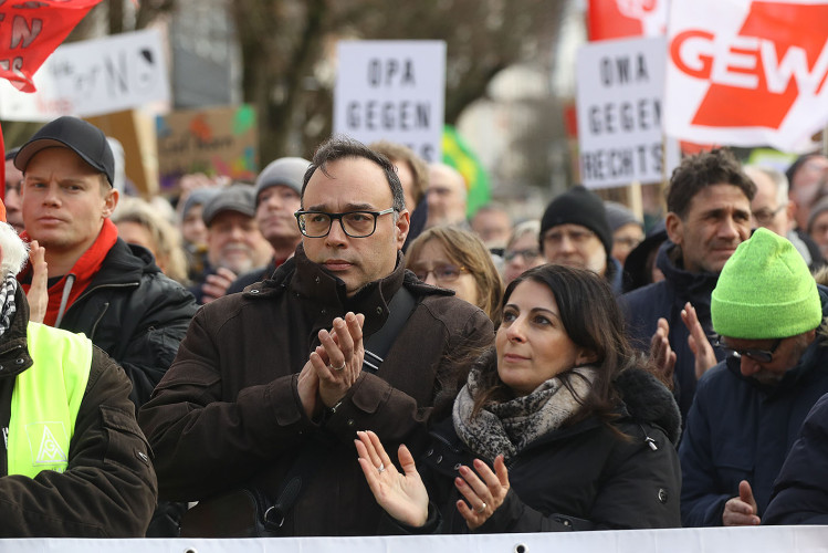 Mehr als 2000 Menschen demonstrieren auf Gifhorns Marktplatz gegen Rechtsextremismus – mit großer KURT-Bildergalerie