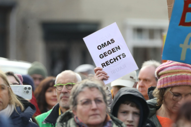 Mehr als 2000 Menschen demonstrieren auf Gifhorns Marktplatz gegen Rechtsextremismus – mit großer KURT-Bildergalerie