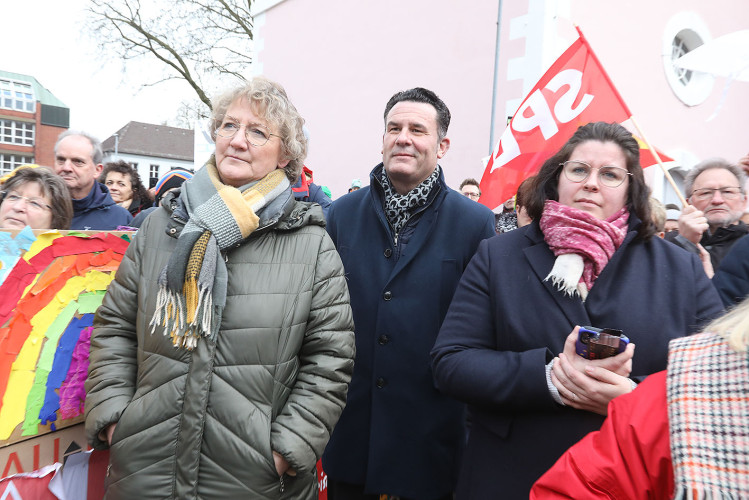 Mehr als 2000 Menschen demonstrieren auf Gifhorns Marktplatz gegen Rechtsextremismus – mit großer KURT-Bildergalerie