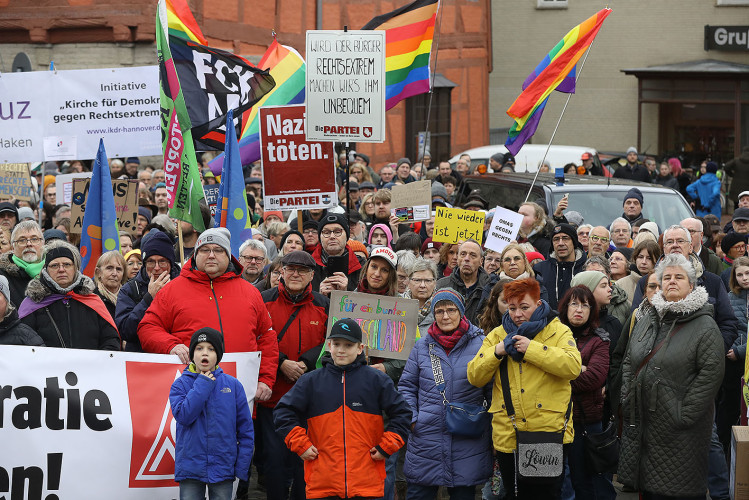 Mehr als 2000 Menschen demonstrieren auf Gifhorns Marktplatz gegen Rechtsextremismus – mit großer KURT-Bildergalerie