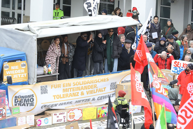 Mehr als 2000 Menschen demonstrieren auf Gifhorns Marktplatz gegen Rechtsextremismus – mit großer KURT-Bildergalerie