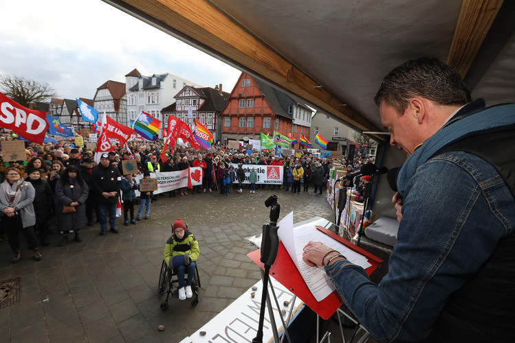 Mehr als 2000 Menschen demonstrieren auf Gifhorns Marktplatz gegen Rechtsextremismus – mit großer KURT-Bildergalerie