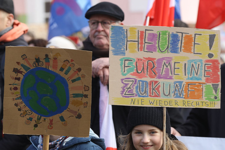Mehr als 2000 Menschen demonstrieren auf Gifhorns Marktplatz gegen Rechtsextremismus – mit großer KURT-Bildergalerie