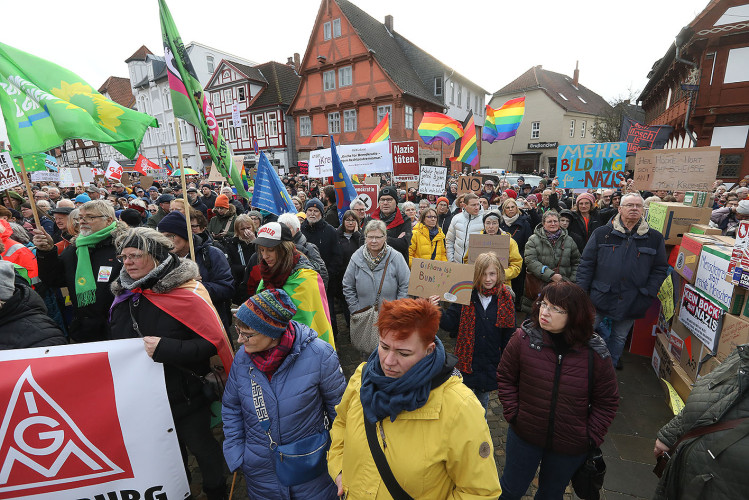 Mehr als 2000 Menschen demonstrieren auf Gifhorns Marktplatz gegen Rechtsextremismus – mit großer KURT-Bildergalerie