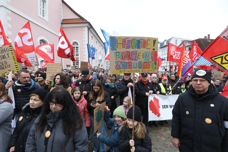 Mehr als 2000 Menschen demonstrieren auf Gifhorns Marktplatz gegen Rechtsextremismus – mit großer KURT-Bildergalerie
