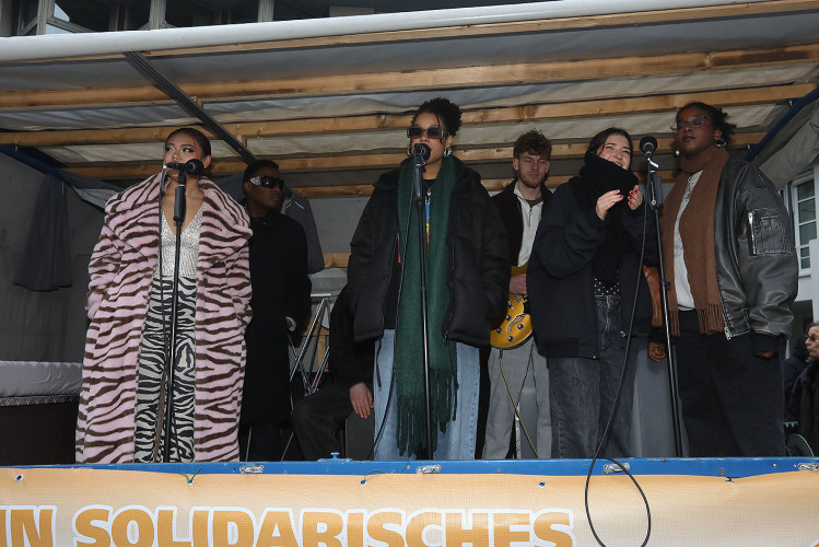 Mehr als 2000 Menschen demonstrieren auf Gifhorns Marktplatz gegen Rechtsextremismus – mit großer KURT-Bildergalerie