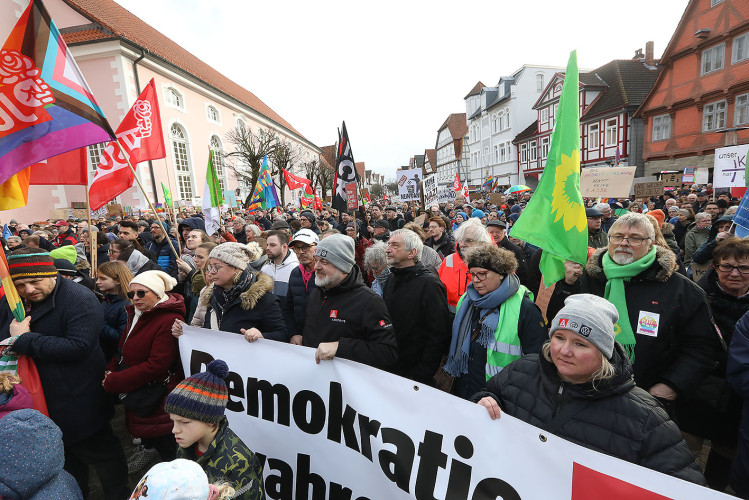 Mehr als 2000 Menschen demonstrieren auf Gifhorns Marktplatz gegen Rechtsextremismus – mit großer KURT-Bildergalerie