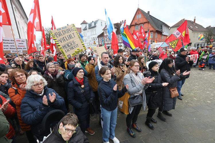 Mehr als 2000 Menschen demonstrieren auf Gifhorns Marktplatz gegen Rechtsextremismus – mit großer KURT-Bildergalerie