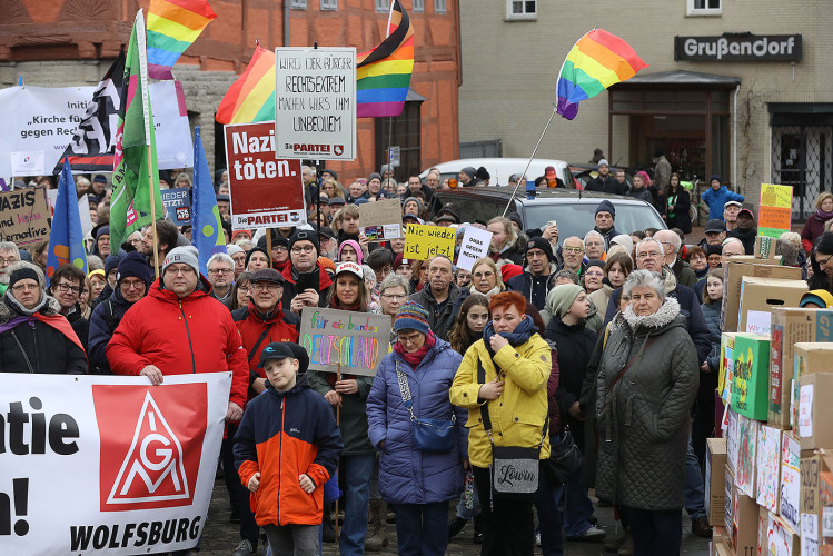 Mehr als 2000 Menschen demonstrieren auf Gifhorns Marktplatz gegen Rechtsextremismus – mit großer KURT-Bildergalerie