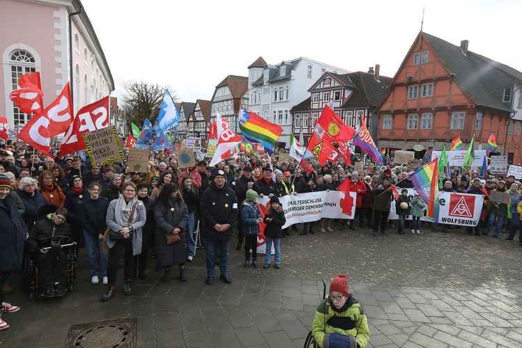 Mehr als 2000 Menschen demonstrieren auf Gifhorns Marktplatz gegen Rechtsextremismus – mit großer KURT-Bildergalerie