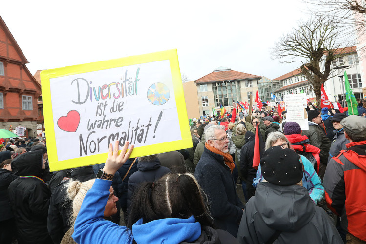 Mehr als 2000 Menschen demonstrieren auf Gifhorns Marktplatz gegen Rechtsextremismus – mit großer KURT-Bildergalerie
