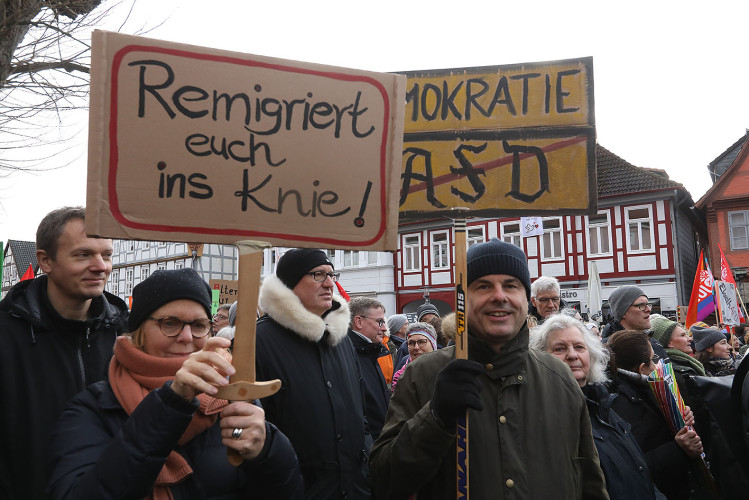 Mehr als 2000 Menschen demonstrieren auf Gifhorns Marktplatz gegen Rechtsextremismus – mit großer KURT-Bildergalerie