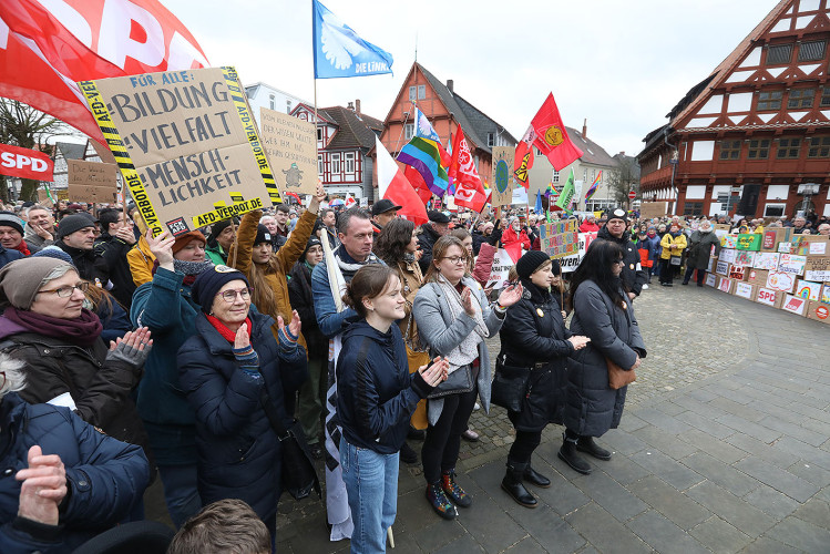 Mehr als 2000 Menschen demonstrieren auf Gifhorns Marktplatz gegen Rechtsextremismus – mit großer KURT-Bildergalerie