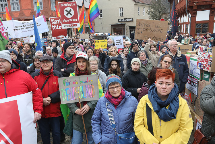 Mehr als 2000 Menschen demonstrieren auf Gifhorns Marktplatz gegen Rechtsextremismus – mit großer KURT-Bildergalerie