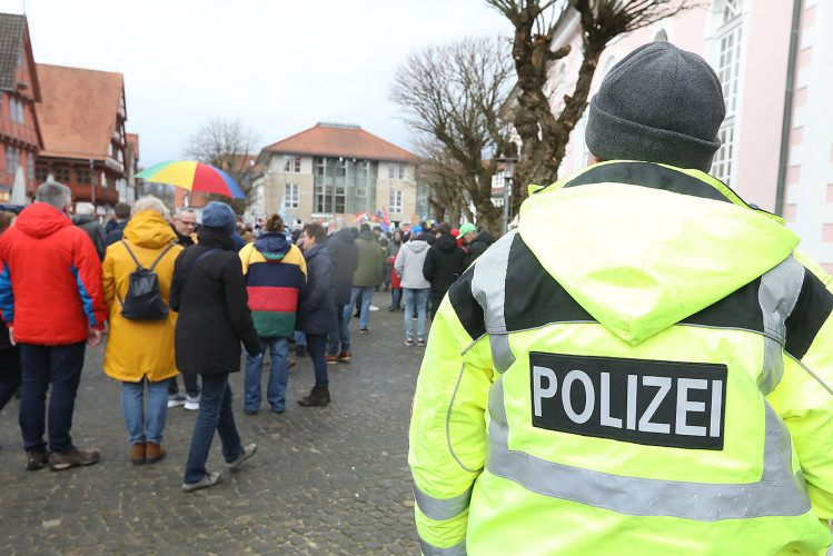 Mehr als 2000 Menschen demonstrieren auf Gifhorns Marktplatz gegen Rechtsextremismus – mit großer KURT-Bildergalerie