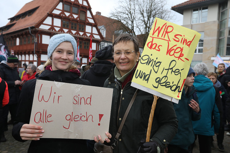 Mehr als 2000 Menschen demonstrieren auf Gifhorns Marktplatz gegen Rechtsextremismus – mit großer KURT-Bildergalerie