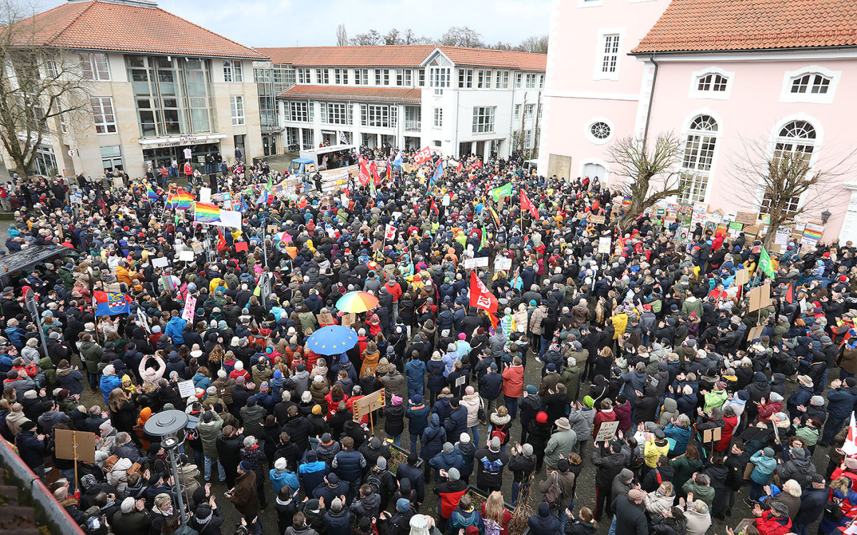 Mehr als 2000 Menschen demonstrieren auf Gifhorns Marktplatz gegen Rechtsextremismus – mit großer KURT-Bildergalerie