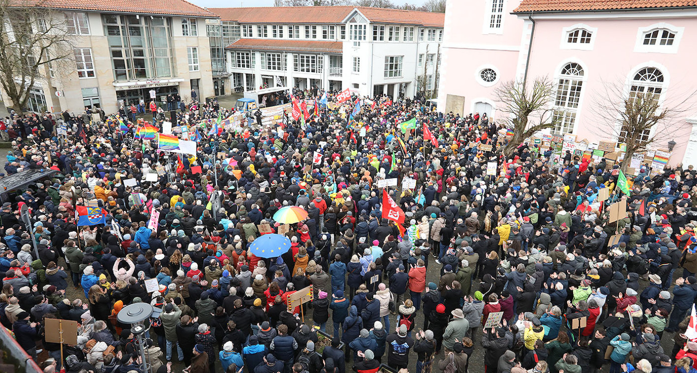 Mehr als 2000 Menschen demonstrieren auf Gifhorns Marktplatz gegen Rechtsextremismus – mit großer KURT-Bildergalerie