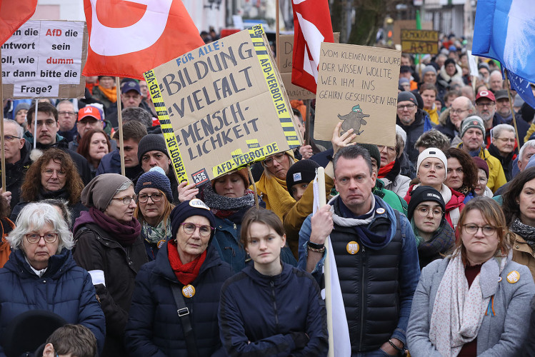 Mehr als 2000 Menschen demonstrieren auf Gifhorns Marktplatz gegen Rechtsextremismus – mit großer KURT-Bildergalerie