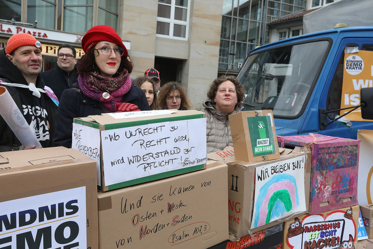 Mehr als 2000 Menschen demonstrieren auf Gifhorns Marktplatz gegen Rechtsextremismus – mit großer KURT-Bildergalerie