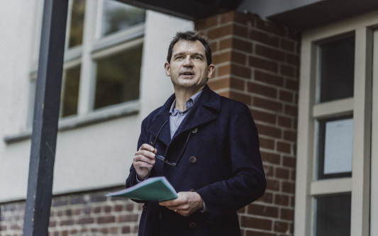 Opfer gedenken, Täter aufdecken: Historiker Dr. Steffen Meyer erzählt von seiner Arbeit in der Diakonie Kästorf, Missbrauchsfällen in der Evangelischen Kirche und dem Stolperstein-Projekt