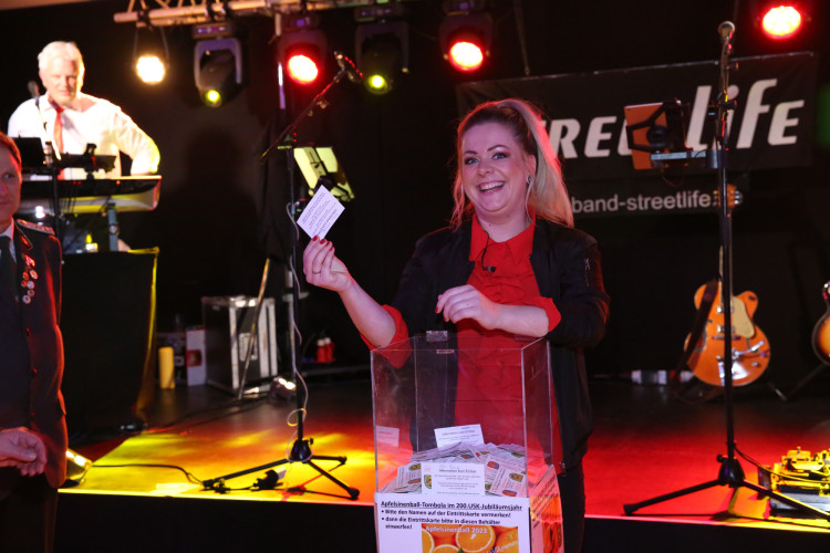 Partystimmung in Gifhorns Stadthalle: KURT zeigt Euch die schönsten Fotos vom Apfelsinenball