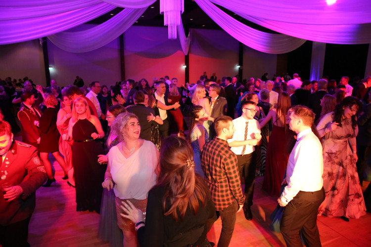 Partystimmung in Gifhorns Stadthalle: KURT zeigt Euch die schönsten Fotos vom Apfelsinenball