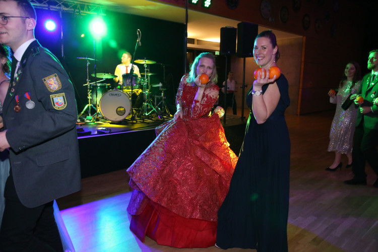 Partystimmung in Gifhorns Stadthalle: KURT zeigt Euch die schönsten Fotos vom Apfelsinenball