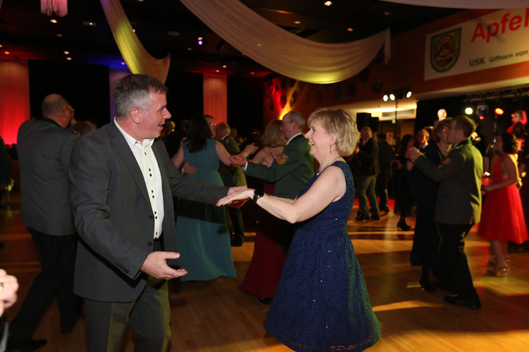 Partystimmung in Gifhorns Stadthalle: KURT zeigt Euch die schönsten Fotos vom Apfelsinenball