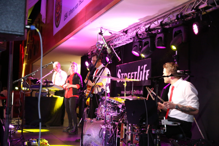 Partystimmung in Gifhorns Stadthalle: KURT zeigt Euch die schönsten Fotos vom Apfelsinenball