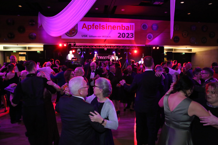Partystimmung in Gifhorns Stadthalle: KURT zeigt Euch die schönsten Fotos vom Apfelsinenball